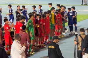 虽败犹荣！国少赛后向日本观众席谢场，收获掌声和喝彩