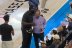 感谢老板送来的续约大火箭！追梦观战WNBA 与拉科布勾肩搭背