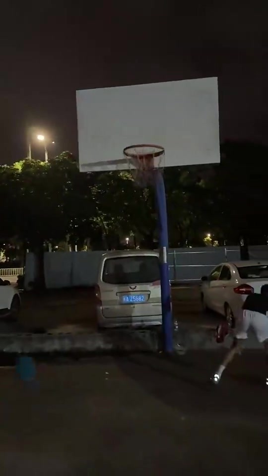 卧槽，哥们你手臂这么长啊？刘备的臂展也不过如此吧😲