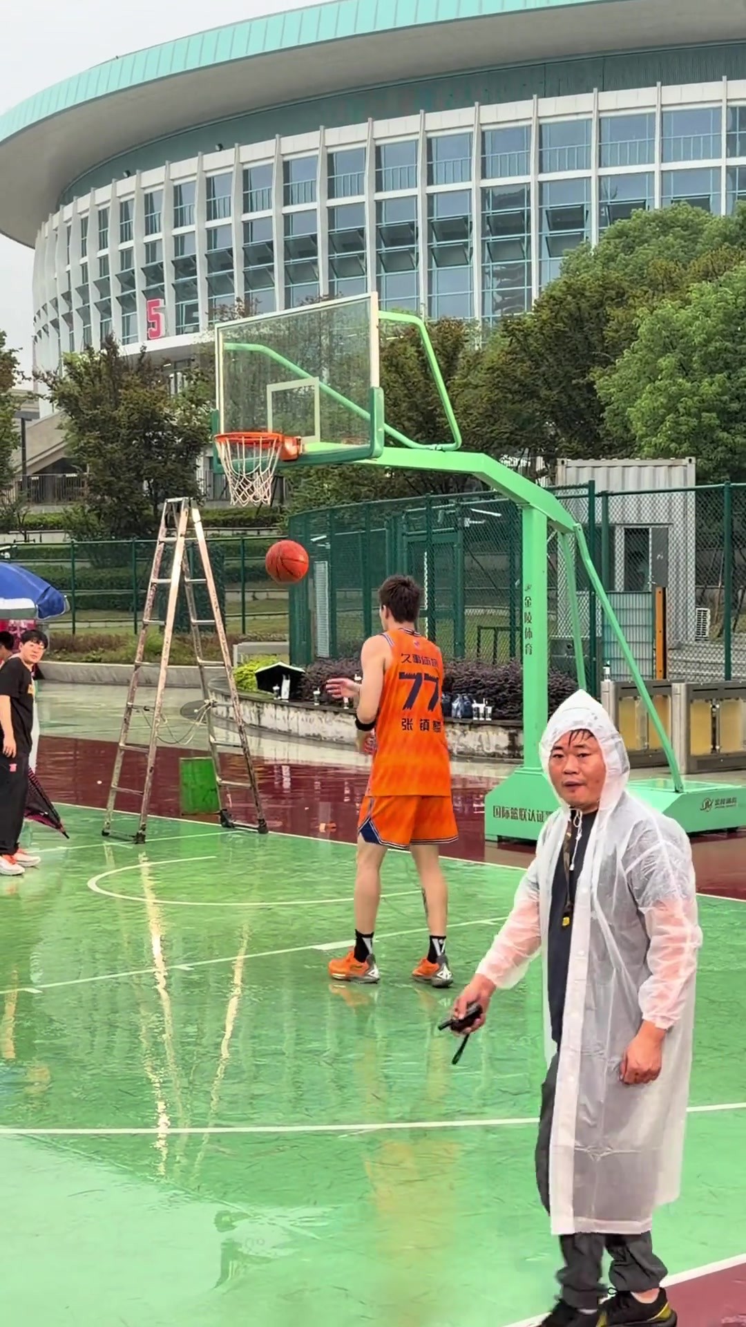 这命中率有点尴尬！😂张镇麟外场中距离投篮连续打铁